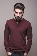 Obraz premium man in burgundy sweater holding his hands in pocket