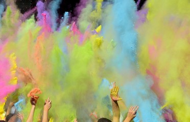 Holi Fest mit bunten Farben