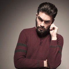 Obraz premium man holding his hand to his ear
