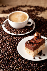 Frisch zubereitete Kaffe  und kaffe kuchen