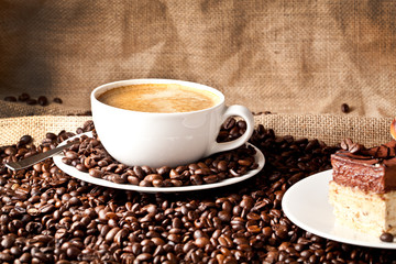 Frisch zubereitete Kaffe  und kaffe kuchen