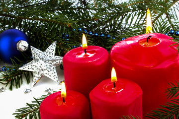 Weihnachtsdekoration mit Kerzen