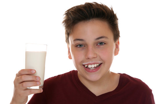 Gesunde Ern&auml;hrung Kind beim Trinken von Milch mit Milchbart