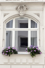Fototapeta na wymiar Fenster an Jugendstil-Fassade