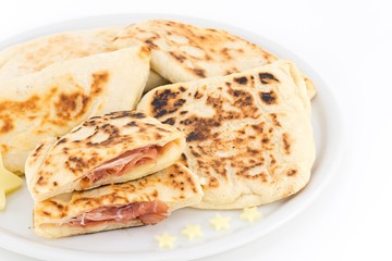 pane in padella con prosciutto crudo e formaggio