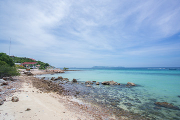 Fototapeta na wymiar seascape of beach Koh Lan Pattaya, Thailand in summer
