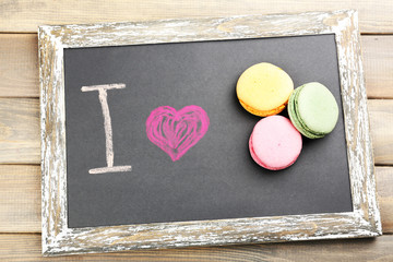 I love macaroons written on chalkboard, close-up