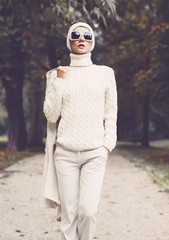 Portrait stylish lady in white glamorous clothes. Fall urban sty