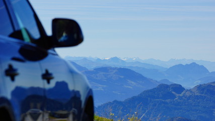 Reise mit dem Auto durch die Alpen