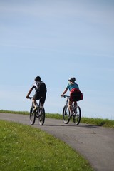 Obraz premium Paar beim Mountainbiken