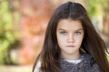 Fototapeta premium Beautifal little girl in the autumn park