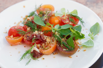 Simple appetizer with tomatoes and duck meat