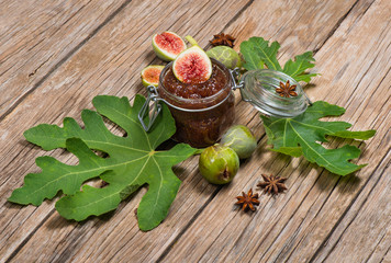 Fototapeta na wymiar jam of green figs and fresh fruit