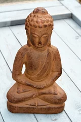 Foto auf Acrylglas Bruine Boeddha op oud grijs hout © trinetuzun