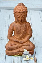 Foto auf Acrylglas bruine Boeddha met zenstenen en bloemen © trinetuzun