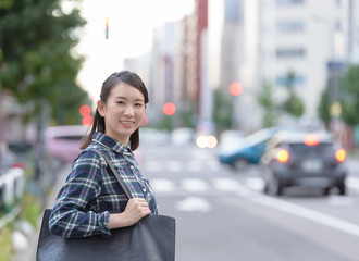 街を歩く若い女性