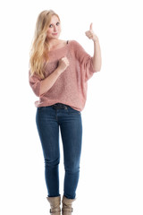 Blonde Frau zeigt Daumen hoch