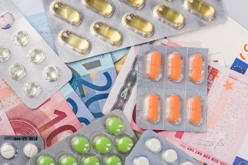 Tabletten und Geldscheine