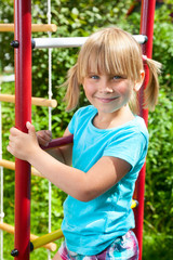 Obraz premium Happy girl on a jungle gym