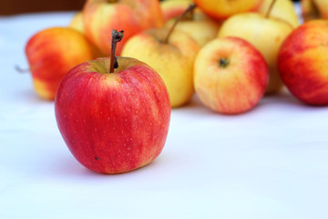 Fototapeta na wymiar Red apples fresh in white background
