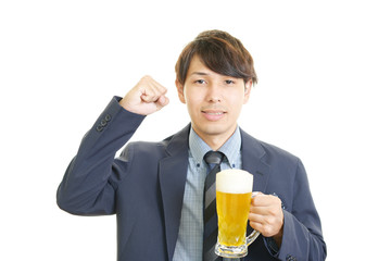 ビールを飲む笑顔のサラリーマン