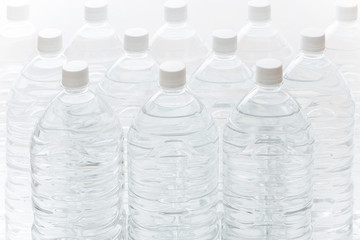 ペットボトル　水　ミネラルウォーター