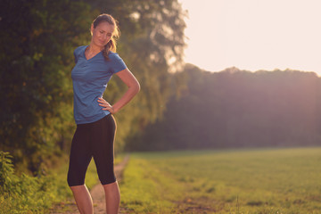 Frau hat Rückenschmerzen beim Sport