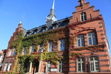 Rathaus der mecklenburgischen Kleinstadt Plau am See - obrazy, fototapety, plakaty
