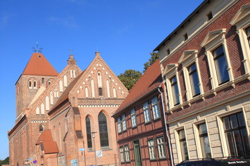 Marktplatz mit Marienkirche in Plau am See - obrazy, fototapety, plakaty