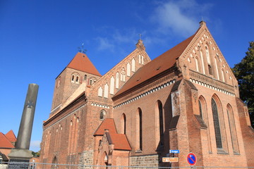 St. Marienkirche mit Kriegerdenkmal in Plau am See