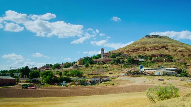 Pueblo con nubes