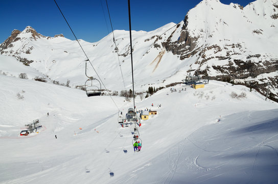 Chair lift above the snow pistes