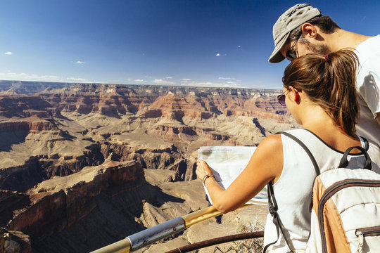 USA, Arizona, couple with map orientating in front of Grand Canyon