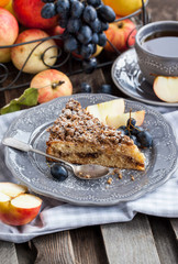 Apple and cinnamon crumble cake