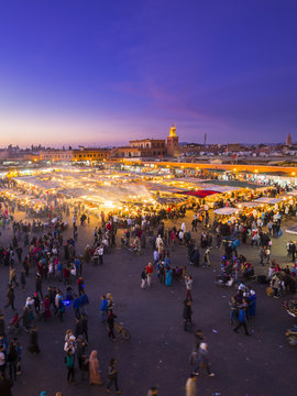 Africa, Morocco, Marrakesh-Tensift-El Haouz, Marrakesh, View over market at Djemaa el-Fna square in the evening