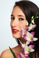 Fototapeta premium Ritratto di ragazza con orchidea