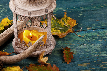 Herbst, Jagd - Laterne, Geweih, buntes Laub - Hintergrund