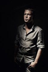 Красивый фактурный парень в черном