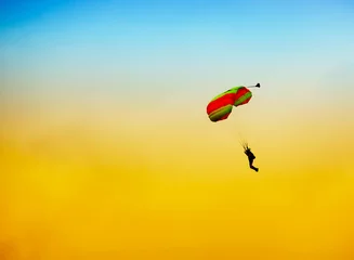 Abwaschbare Fototapete Luftsport Fallschirm gegen blauen Himmel