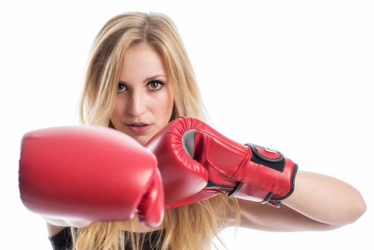 Blondes M&auml;dchen mit Boxhandschuhen