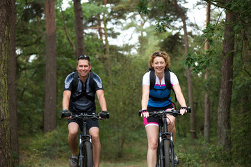 Naklejka premium Couple enjoying a bike ride in nature