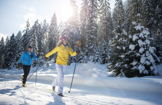Austria, Salzburg Country, Altenmarkt-Zauchensee, Young couple cross-country skiing