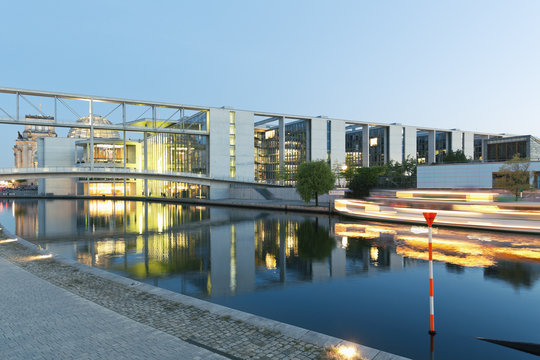 Germany, Berlin, view to skywalk of Paul-Loebe-Building and Marie-Elisabeth-Lueders-Building at twilight