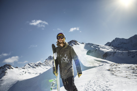 Austria, Vorarlberg, Riezlern, Snowboarder in the mountains