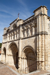 Obraz premium Façade de l'église d'Aubeterre-sur-Dronne