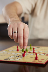 Mensch &auml;rgere dich nicht, Spielfigur kippen