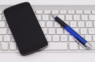 Tastatur und Smartphone