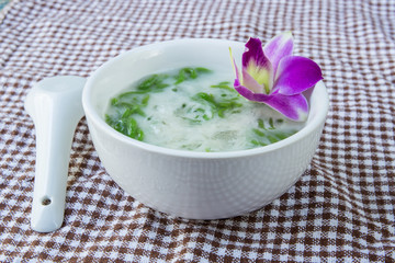 Lod chong, rice noodles made of rice eaten with coconut cream