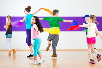 Kinder trainieren in Tanzschule