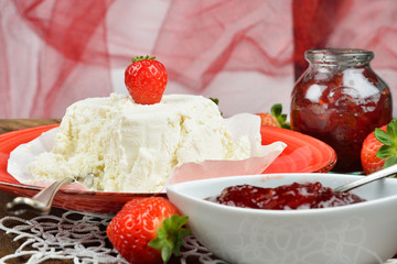 ricotta formaggio e confettura di fragola